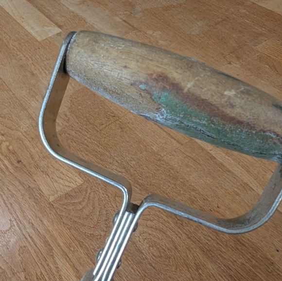 Vintage Silver Hand-Crank Egg Beater Kitchen Tool - Picture 4 of 7